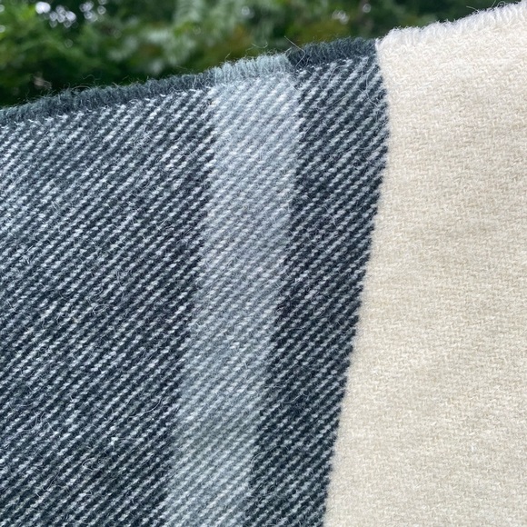 Origaudio Elliston Wool blend blanket with clip on carrier - Picture 8 of 16